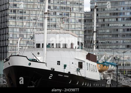 Die Edmund Gardner, ein ehemaliges Pilotschiff, vertäute am Pier Head, Liverpool Stockfoto