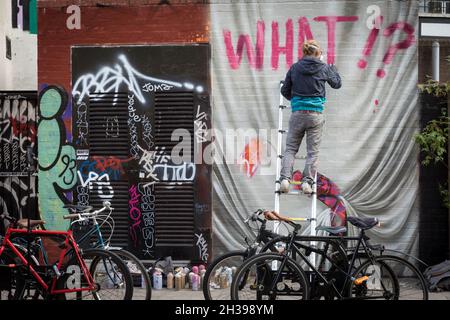 Ein Straßenkünstler bei der Arbeit in Shoredith, Ost-London Stockfoto