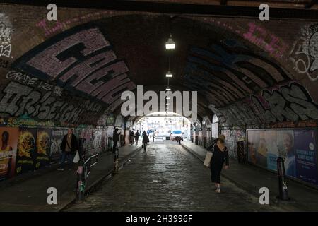 Ein Tunnel unter einer stillstehenden Eisenbahn in Shoreditch, Ost-London Stockfoto