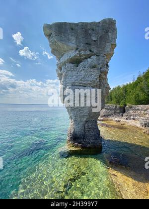 Der Pfeilerfelsen erhebt sich aus den Gewässern der Georgian Bay auf der Flowerpot Island im Fathom Five National Marine Park, Lake Huron, Kanada Stockfoto