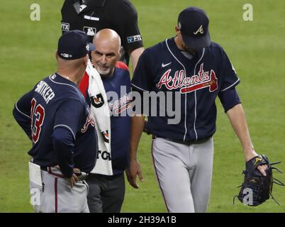 Houston, Usa. Oktober 2021. Atlanta Braves Startkanone Charlie Morton wird am Dienstag, den 26. Oktober 2021, im dritten Inning von Spiel eins gegen die Houston Astros in der MLB World Series im Minute Maid Park in Houston, Texas, mit einer Verletzung aus dem Spiel genommen. Foto von Maria Lysaker/UPI Kredit: UPI/Alamy Live News Stockfoto