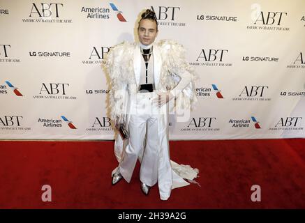 New York, Usa. Oktober 2021. Theaterproduzent Jordan Roth trifft am Dienstag, den 26. Oktober 2021, bei der Herbstgala des American Ballet Theatre im David H. Koch Theatre in New York City auf dem roten Teppich ein. Foto von Peter Foley/UPI Credit: UPI/Alamy Live News Stockfoto