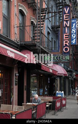 Veniero Pasticceria in der 342 E 11th St, New York, im East Village ist eine bekannte italienische Bäckerei Stockfoto
