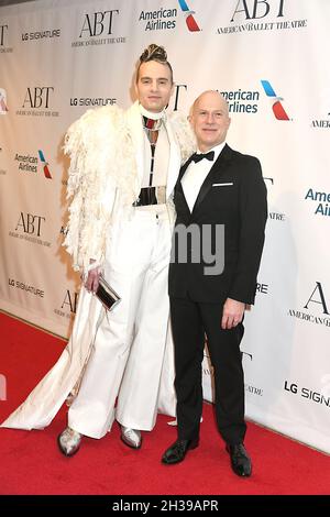 Jordan Roth und ihr Ehemann Richie Jackson nehmen am 26. Oktober 2021 an der Herbstgala des American Ballet Theatre im David H Koch Theatre im Lincoln Center Plaza in New York, New York, USA, Teil. Robin Platzer/ Twin Images/ Credit: SIPA USA/Alamy Live News Stockfoto