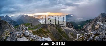 Blick vom Gipfel der westlichen Törlspitze, Sonnenuntergang, Berge und Gipfel mit dramatischen Wolken, Wettersteingebirge, Bayern, Deutschland Stockfoto