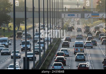 Abendliche Rush Hour auf dem Georg-Brauchle-Ring in München, Bayern, Deutschland Stockfoto