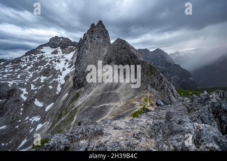 Berge in dramatischen Wolken, Blick vom Gipfel der Westlichen Toerlspitze, hinter Partenkirchner Dreiterspitze, Wettersteingebirge Stockfoto