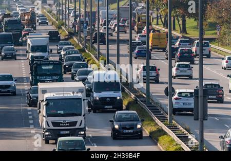 Abendliche Rush Hour auf dem Georg-Brauchle-Ring in München, Bayern, Deutschland Stockfoto