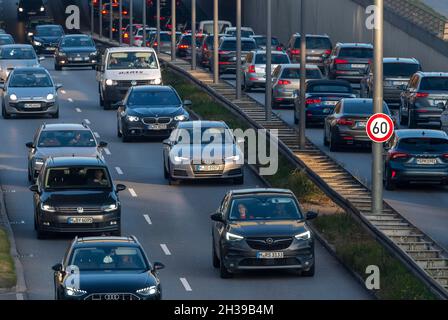 Abendliche Rush Hour auf dem Georg-Brauchle-Ring in München, Bayern, Deutschland Stockfoto