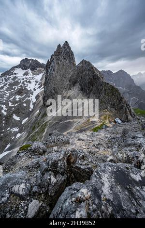 Berge in dramatischen Wolken, Blick vom Gipfel der Westlichen Toerlspitze, hinter Partenkirchner Dreiterspitze, Wettersteingebirge Stockfoto