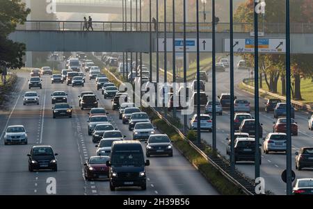 Abendliche Rush Hour auf dem Georg-Brauchle-Ring in München, Bayern, Deutschland Stockfoto