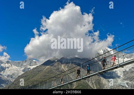 Wanderer überqueren die Charles Kuonen Hängebrücke, die längste Fußgängerhängebrücke der Alpen, Randa, Wallis, Schweiz Stockfoto