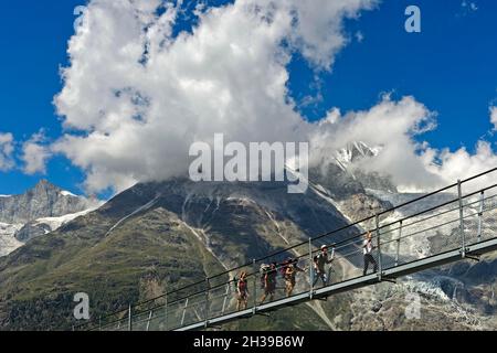 Wanderer überqueren die Charles Kuonen Hängebrücke, die längste Fußgängerhängebrücke der Alpen, Randa, Wallis, Schweiz Stockfoto