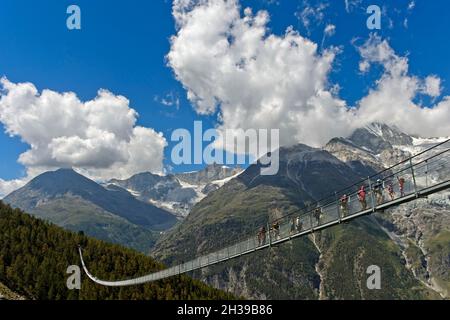 Wanderer überqueren die Charles Kuonen Hängebrücke, die längste Fußgängerhängebrücke der Alpen, Randa, Wallis, Schweiz Stockfoto