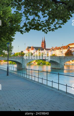 Blick vom Rheinufer entlang der Flusspromenade in die Altstadt von Basel mit dem Basler Dom, der St. Martins Kirche, der Mittleren Stockfoto