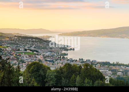 Blick bei Sonnenuntergang vom Feusisberg über den Zürichsee nach Zürich, mit Wollerau, Richterswil, Waedenswil und Meilen und dem Uetliberg im Hintergrund Stockfoto