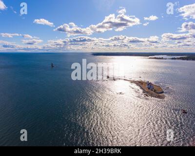 Luftaufnahme des Whaleback Lighthouse auf der linken Seite und der Wood Island Life Saving Station auf der rechten Seite bei Sonnenuntergang im Portsmouth Harbour in der Stadt Kittery, Ma Stockfoto