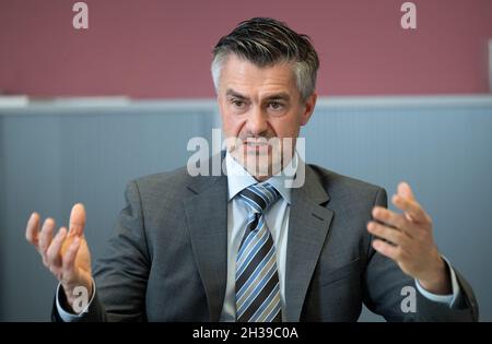 Stuttgart, Deutschland. Oktober 2021. Frank Dittrich, Rechtsextremismus-Experte des Landesamtes für Verfassungsschutz, gibt in seinem Büro beim Landesamt für Verfassungsschutz in Baden-Württemberg ein Interview. (To dpa 'Verfassungsschutz: Springerstiefel und Glatzköpfe sind Vergangenheit') Quelle: Bernd Weißbrod/dpa/Alamy Live News Stockfoto