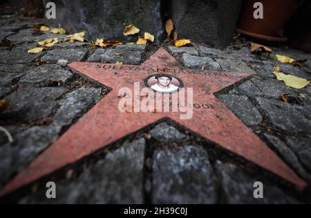 Hamburg, Deutschland. Oktober 2021. Vor seinem ehemaligen Obst- und Gemüseladen im Stadtteil Bahrenfeld ist eine Gedenkstätte für den am 27. Juni 2001 ermordeten Kaufmann Süleyman Tasköruf zu sehen. Der Mord wird dem rechten Terrornetzwerk NSU zugeschrieben. Quelle: Christian Charisius/dpa/Alamy Live News Stockfoto
