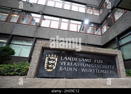 Stuttgart, Deutschland. Oktober 2021. Vor dem Eingang der Behörde steht ein Schild mit der Aufschrift 'Landesamt für Verfassungsschutz Baden-Württemberg'. (To dpa 'Verfassungsschutz: Springerstiefel und Glatzköpfe sind Vergangenheit') Quelle: Bernd Weißbrod/dpa/Alamy Live News Stockfoto