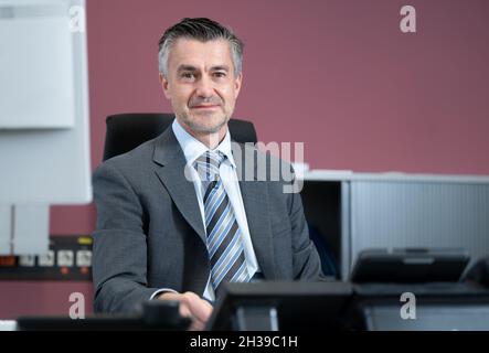 Stuttgart, Deutschland. Oktober 2021. Frank Dittrich, Rechtsextremismus-Experte des Landesamtes für Verfassungsschutz, gibt in seinem Büro beim Landesamt für Verfassungsschutz in Baden-Württemberg ein Interview. (To dpa 'Verfassungsschutz: Springerstiefel und Glatzköpfe sind Vergangenheit') Quelle: Bernd Weißbrod/dpa/Alamy Live News Stockfoto