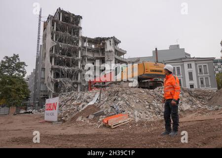 Berlin, Deutschland. Oktober 2021. Ansicht des ehemaligen Hauptsitzes der Immobilienbank Berlin Hyp AG. Der Rückbau des Gebäudes erfolgt nachhaltig. Auch der Neubau soll nachhaltig gebaut werden. (To dpa 'Chancen und Schwierigkeiten im klimaneutralen Bauen') Quelle: Jörg Carstensen/dpa/Alamy Live News Stockfoto