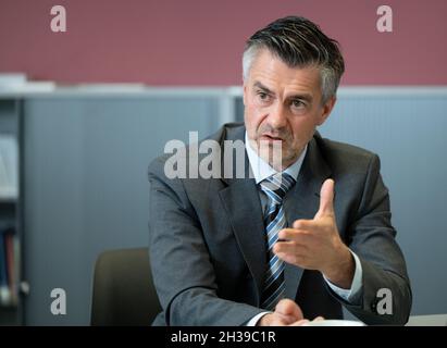 Stuttgart, Deutschland. Oktober 2021. Frank Dittrich, Rechtsextremismus-Experte des Landesamtes für Verfassungsschutz, gibt in seinem Büro beim Landesamt für Verfassungsschutz in Baden-Württemberg ein Interview. (To dpa 'Verfassungsschutz: Springerstiefel und Glatzköpfe sind Vergangenheit') Quelle: Bernd Weißbrod/dpa/Alamy Live News Stockfoto