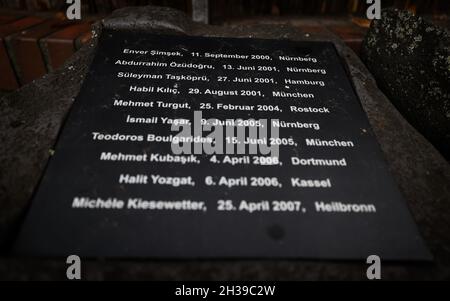 Hamburg, Deutschland. Oktober 2021. Vor seinem ehemaligen Obst- und Gemüseladen im Stadtteil Bahrenfeld ist eine Gedenkstätte für den am 27. Juni 2001 ermordeten Kaufmann Süleyman Tasköruf zu sehen. Auf der Gedenktafel sind alle Namen der Opfer des rechten Terrornetzwerks NSU zu lesen. Quelle: Christian Charisius/dpa/Alamy Live News Stockfoto