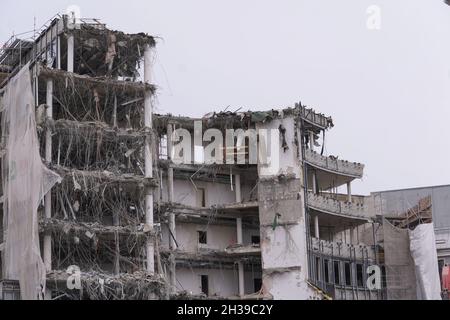 Berlin, Deutschland. Oktober 2021. Ansicht des ehemaligen Hauptsitzes der Immobilienbank Berlin Hyp AG. Der Rückbau des Gebäudes erfolgt nachhaltig. Auch der Neubau soll nachhaltig gebaut werden. (To dpa 'Chancen und Schwierigkeiten im klimaneutralen Bauen') Quelle: Jörg Carstensen/dpa/Alamy Live News Stockfoto