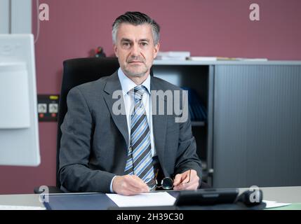 Stuttgart, Deutschland. Oktober 2021. Frank Dittrich, Rechtsextremismus-Experte des Landesamtes für Verfassungsschutz, gibt in seinem Büro beim Landesamt für Verfassungsschutz in Baden-Württemberg ein Interview. (To dpa 'Verfassungsschutz: Springerstiefel und Glatzköpfe sind Vergangenheit') Quelle: Bernd Weißbrod/dpa/Alamy Live News Stockfoto