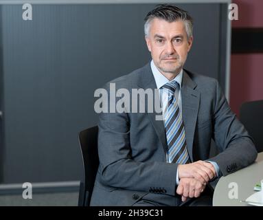 Stuttgart, Deutschland. Oktober 2021. Frank Dittrich, Rechtsextremismus-Experte des Landesamtes für Verfassungsschutz, gibt in seinem Büro beim Landesamt für Verfassungsschutz in Baden-Württemberg ein Interview. (To dpa 'Verfassungsschutz: Springerstiefel und Glatzköpfe sind Vergangenheit') Quelle: Bernd Weißbrod/dpa/Alamy Live News Stockfoto