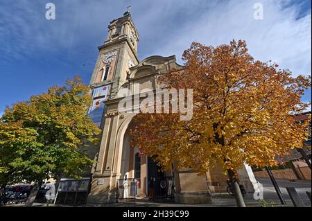 Eisenach, Deutschland. Oktober 2021. Die Bäume vor der Georgenkirche, der Taufkirche von Johann Sebastian Bach, tragen ihr Herbstkleid. Das 5. Eisenach Bach Festival findet vom 27. Bis 31. Oktober unter dem Motto "der Fünfte Evangelist - Bach und die Bibel" statt. Quelle: Martin Schutt/dpa-Zentralbild/dpa/Alamy Live News Stockfoto