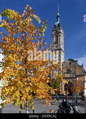 Eisenach, Deutschland. Oktober 2021. Der Baum vor der Georgenkirche, die Taufkirche von Johann Sebastian Bach, trägt ein Herbstkleid. Das 5. Eisenach Bach Festival findet vom 27. Bis 31. Oktober unter dem Motto "der Fünfte Evangelist - Bach und die Bibel" statt. Quelle: Martin Schutt/dpa-Zentralbild/dpa/Alamy Live News Stockfoto