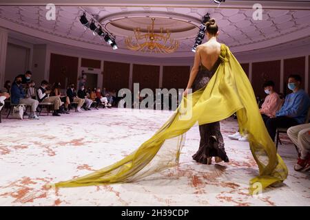 Madrid, Spanien. Oktober 2021. Eine Modellparade während der Ako Zazarashvili-Laufsteg-Präsentation der Herrero De Seda-Kollektion im Four Seasons Hotel in Madrid. Kredit: SOPA Images Limited/Alamy Live Nachrichten Stockfoto