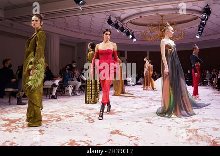 Madrid, Spanien. Oktober 2021. Models Parade während der Ako Zazarashvili Catwalk Präsentation der Herrero De Seda Kollektion im Four Seasons Hotel in Madrid. Kredit: SOPA Images Limited/Alamy Live Nachrichten Stockfoto