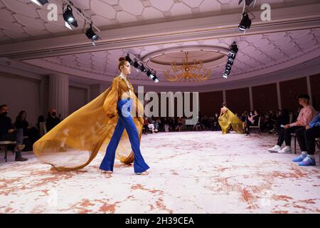 Madrid, Spanien. Oktober 2021. Models Parade während der Ako Zazarashvili Catwalk Präsentation der Herrero De Seda Kollektion im Four Seasons Hotel in Madrid. Kredit: SOPA Images Limited/Alamy Live Nachrichten Stockfoto