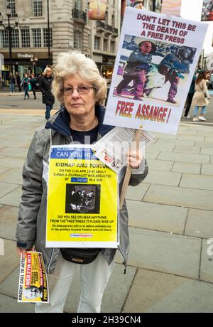 Piccadilly Circus, London, Großbritannien. Oktober 2021. Unterstützer des WikiLeaks-Gründers Julian Assange protestieren vor dem Londoner Piccadilly Circus, bevor Julian aus dem Belmarsh Gefängnis gebracht wurde, um am 27. Oktober 2021 wegen eines Auslieferungseinspruchs vor dem Londoner High Court vor dem Royal Courts of Justice zu erscheinen. Kredit: Stephen Bell/Alamy Stockfoto