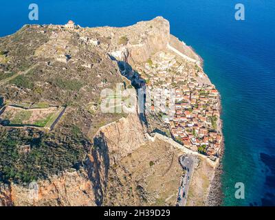 Luftaufnahme der alten mittelalterlichen Burgstadt Monemvasia in Lakonia auf dem Peloponnes, Griechenland. Monemvasia wird oft als das griechische Gibraltar bezeichnet. Stockfoto