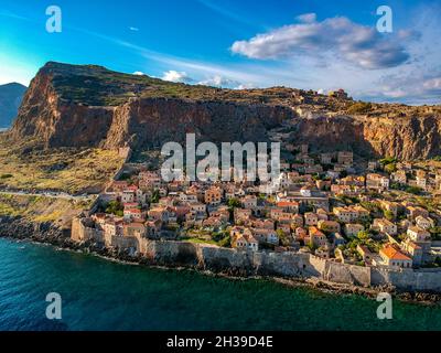 Luftaufnahme der alten mittelalterlichen Burgstadt Monemvasia in Lakonia auf dem Peloponnes, Griechenland. Monemvasia wird oft als das griechische Gibraltar bezeichnet. Stockfoto