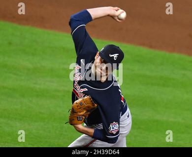 Houston, Usa. Oktober 2021. Atlanta Braves Relief Pitcher Luke Jackson wirft im 7. Inning von Spiel eins gegen die Houston Astros in der MLB World Series im Minute Maid Park in Houston, Texas am Dienstag, 26. Oktober 2021. Foto von Maria Lysaker/UPI Kredit: UPI/Alamy Live News Stockfoto