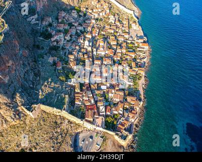 Luftaufnahme der alten mittelalterlichen Burgstadt Monemvasia in Lakonia auf dem Peloponnes, Griechenland. Monemvasia wird oft als das griechische Gibraltar bezeichnet. Stockfoto