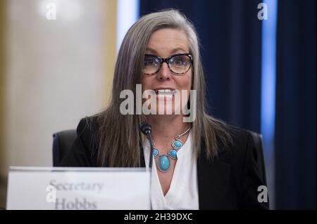 Katie Hobbs, Außenministerin des Arizona Department of State, erscheint am Dienstag, den 26. Oktober, vor einem Senatsausschuss für Regeln und Verwaltung zu einer Anhörung zur Untersuchung aufkommender Bedrohungen der Wahlverwaltung im Russell Senate Office Building in Washington, DC, USA. 2021. Foto von Rod Lampey/CNP/ABACAPRESS.COM Stockfoto