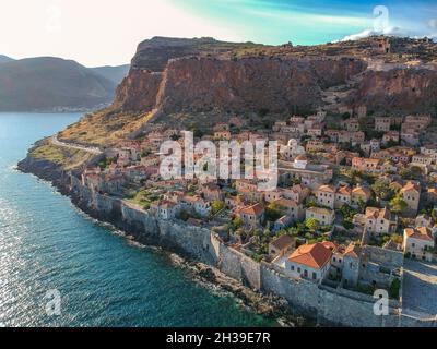 Luftaufnahme der alten mittelalterlichen Burgstadt Monemvasia in Lakonia auf dem Peloponnes, Griechenland. Monemvasia wird oft als das griechische Gibraltar bezeichnet. Stockfoto