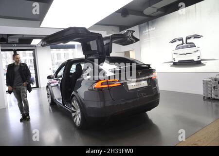 FRANKREICH. PARIS (75) 8. ARR. VORSTELLUNG DES MODELLS X IM TESLA-SHOWROOM. DIE MARKE ELON MUSK'S IST WEITERHIN DER UMSATZPLUS FÜR ELEKTROFAHRZEUGE IN EUROPA Stockfoto