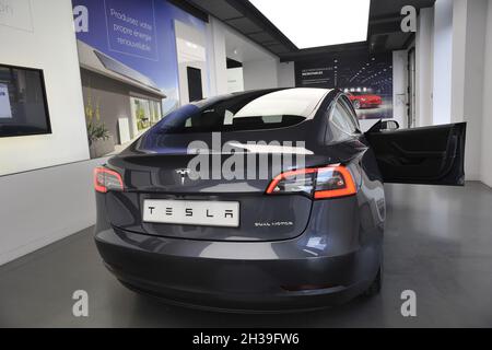 FRANKREICH. PARIS (75) 8. ARR. VORSTELLUNG DES MODELLS 3 (DOPPELMOTOR) IM TESLA-SHOWROOM. DIE MARKE ELON MUSK'S IST WEITERHIN DER UMSATZPLUS FÜR ELEKTROFAHRZEUGE IN E Stockfoto