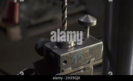 Arbeitsprozess auf Drehbank mit Bohrmaschine in der Werkstatt Stockfoto