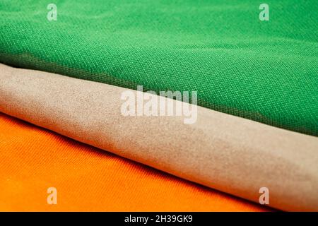 Bunte und helle Stoffmuster für Möbel und Polster. Nahaufnahme einer Palette von abstrakten Textilstreifen in verschiedenen Farben. Stockfoto