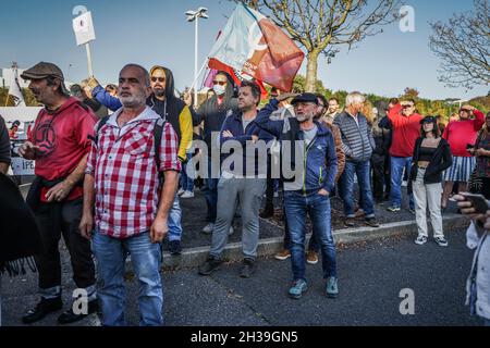 Gegner protestieren am Rande des Treffens von Eric Zemmour, um sein neuestes Buch La France n'a dit son dernier mot (Frankreich hat nicht sein letztes Wort gesagt) in Biarritz, 27. Oktober 2021, zu promoten.mehrere Verbände und politische Gruppen waren vor Ort anwesend, Wie die linksgerichtete Partei für die Unabhängigkeit EH Bai, das GEWERKSCHAFTSLABOR oder die Bascos, eine baskische Vereinigung, die die Rechte von LGBT-Menschen verteidigt. Auf den Plakaten waren Formeln wie 'alde hemendik' (auf Baskisch raus) oder 'Hame on You' unter Regenbogen- oder antifaschistischen Flaggen zu sehen. Foto von Thibaud Moritz/ ABACAPRESS.COM Stockfoto