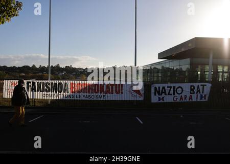 Gegner protestieren am Rande des Treffens von Eric Zemmour, um sein neuestes Buch La France n'a dit son dernier mot (Frankreich hat nicht sein letztes Wort gesagt) in Biarritz, 27. Oktober 2021, zu promoten.mehrere Verbände und politische Gruppen waren vor Ort anwesend, Wie die linksgerichtete Partei für die Unabhängigkeit EH Bai, das GEWERKSCHAFTSLABOR oder die Bascos, eine baskische Vereinigung, die die Rechte von LGBT-Menschen verteidigt. Auf den Plakaten waren Formeln wie 'alde hemendik' (auf Baskisch raus) oder 'Hame on You' unter Regenbogen- oder antifaschistischen Flaggen zu sehen. Foto von Thibaud Moritz/ ABACAPRESS.COM Stockfoto