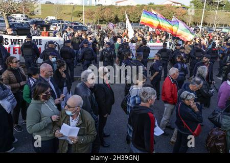 Gegner protestieren am Rande des Treffens von Eric Zemmour, um sein neuestes Buch La France n'a dit son dernier mot (Frankreich hat nicht sein letztes Wort gesagt) in Biarritz, 27. Oktober 2021, zu promoten.mehrere Verbände und politische Gruppen waren vor Ort anwesend, Wie die linksgerichtete Partei für die Unabhängigkeit EH Bai, das GEWERKSCHAFTSLABOR oder die Bascos, eine baskische Vereinigung, die die Rechte von LGBT-Menschen verteidigt. Auf den Plakaten waren Formeln wie 'alde hemendik' (auf Baskisch raus) oder 'Hame on You' unter Regenbogen- oder antifaschistischen Flaggen zu sehen. Foto von Thibaud Moritz/ ABACAPRESS.COM Stockfoto